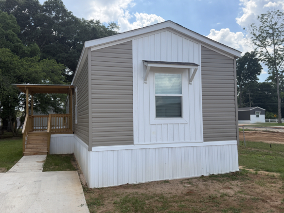 3/2 Clayton Cornerstone Mobile Home Park – Lot 113