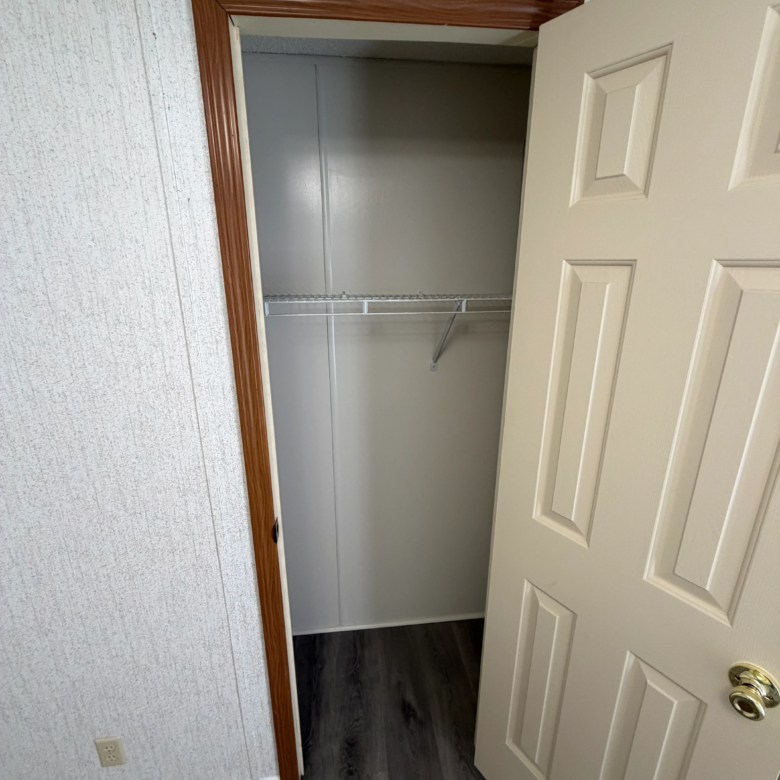 2/2 Glenwood Mobile Home Park – Lot 100
