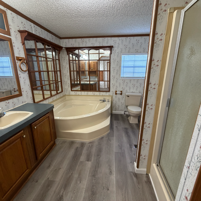 2/2 Glenwood Mobile Home Park – Lot 100