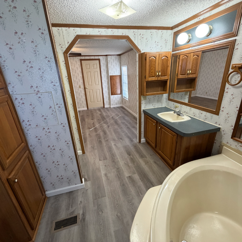 2/2 Glenwood Mobile Home Park – Lot 100